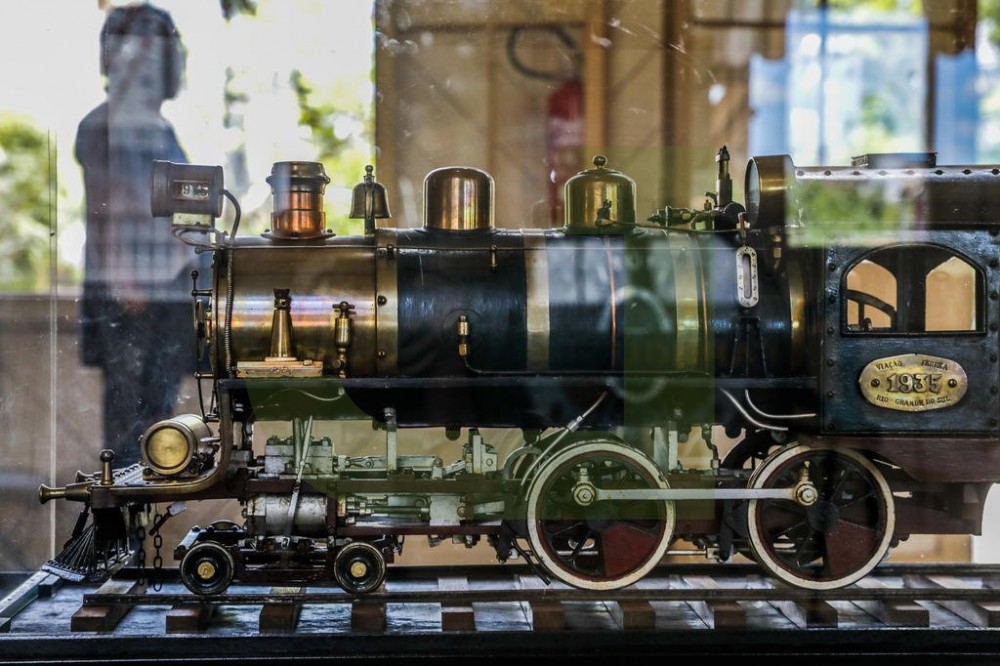 No museu  possvel conferir mais de 1,8 mil peas e objetos ligados ao mundo das locomotivas e carros de passageiros, alm de acervo bibliogrfico e documentos.