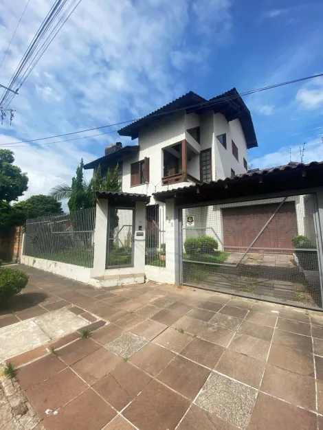 Casa residencial com 3 dormitórios e piscina localizada no Bairro Scharlau