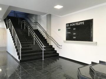 Sala comercial com espaço amplo e bem iluminado, localizado no centro de São Leopoldo.