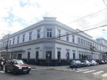 Sala comercial com espaço amplo e bem iluminado, localizado no centro de São Leopoldo.