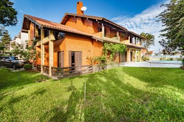 Casa muito bem conservada localizada em bairro!