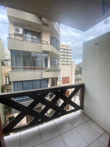 Apartamento à venda de 2 dormitórios com sacada no centro de São Leopoldo.