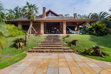 Casa em condomínio, com 3 suítes, no bairro Campestre