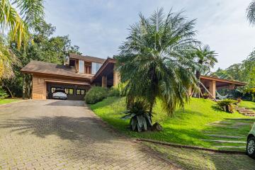 Casa em condomínio, com 3 suítes, no bairro Campestre