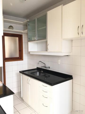 Excelente apartamento no Centro de São Leopoldo com 2 dormitórios, sacada e churrasqueira.