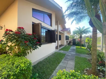 Casa residencial ampla com 3 dormitórios e pátio com piscina à venda no bairro Pinheiro em São Leopoldo