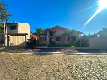 Casa residencial ampla com 3 dormitórios e pátio com piscina à venda no bairro Pinheiro em São Leopoldo