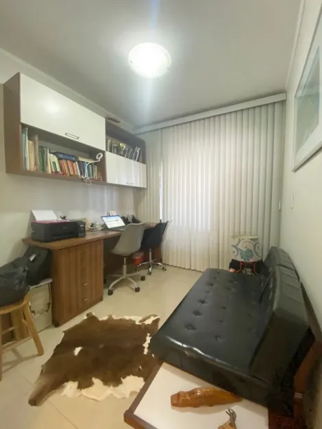 Amplo Apartamento com 3 dormitórios e 1 vaga de garagem, localizado no centro de São Leopoldo.
