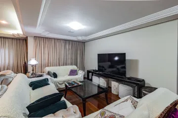 Apartamento duplex com 3 dormitórios e 2 suítes, piscina e 2 vagas de garagens, bem localizado à venda no Centro de São Leopoldo