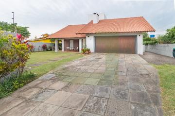 Excelente casa, em localização tranquila, terreno amplo, pensada em cada detalhe para garantir conforto, lazer e segurança!