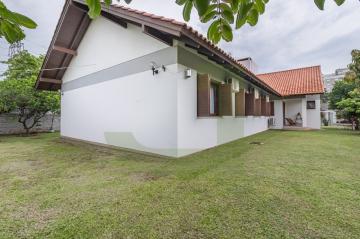 Excelente casa, em localização tranquila, terreno amplo, pensada em cada detalhe para garantir conforto, lazer e segurança!