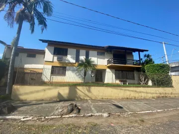 Casa de esquina com piscina com ótima localização no Bairro São José.