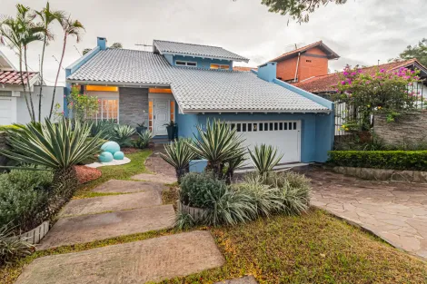 Casa com 3 dormitórios e piscina localizada no Bairro Morro do Espelho em São Leopoldo