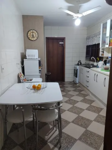 Apartamento amplo de 2 dormitórios com sacada integrada e 1 vaga no centro de São Leopoldo