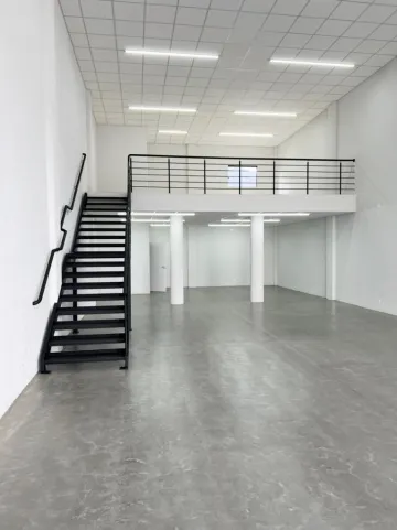 Loja para locação, com mezanino, 240m², fica no bairro Rio Branco em Novo Hamburgo!