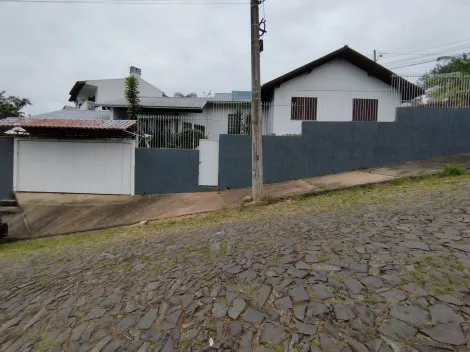 Casa de esquina com 3 dormitórios e piscina localizada no Bairro Jardim das Acácias em São Leopoldo