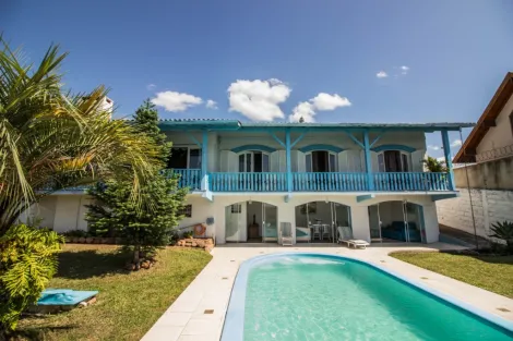 Casa com 3 dormitórios, piscina e sacada à venda no Bairro Jardim das Acácias em São Leopoldo.