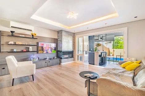 Casa com três dormitórios e piscina em bairro nobre