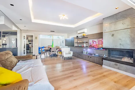 Casa com três dormitórios e piscina em bairro nobre