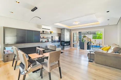Casa com três dormitórios e piscina em bairro nobre