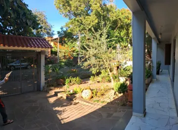 Linda casa de 4 dormitórios, sendo 1 suíte, no Jardim América