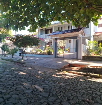 Linda casa de 4 dormitórios, sendo 1 suíte, no Jardim América