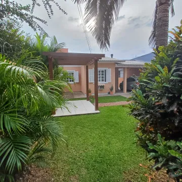 Casa com 3 dormitórios, home office e um amplo pátio no Bairro Campestre