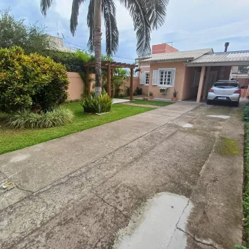 Casa com 3 dormitórios, home office e um amplo pátio no Bairro Campestre