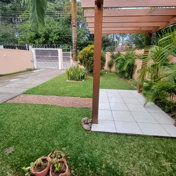 Casa com 3 dormitórios, home office e um amplo pátio no Bairro Campestre