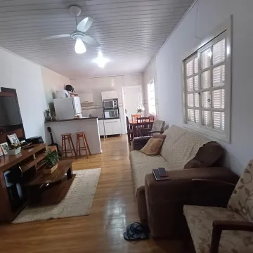 Casa com 3 dormitórios, home office e um amplo pátio no Bairro Campestre