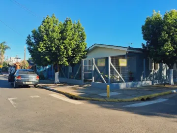 Casa de esquina a venda no Bairro Santos Dumont