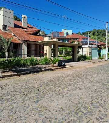 Casa de 4 dormitórios sendo 1 suíte no bairro Pinheiros à venda