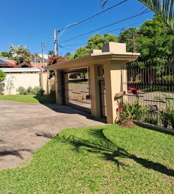 Casa de 4 dormitórios sendo 1 suíte no bairro Pinheiros à venda