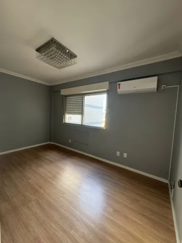 Apartamento 3 dormitórios, 1 banheiro, sacada com churrasqueira, andar alto, com vista e vaga de garagem
