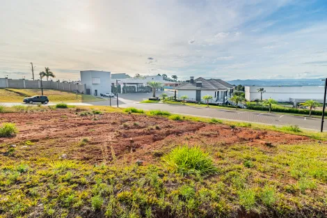 Terreno à venda em condomínio fechado com 480m² de área total!