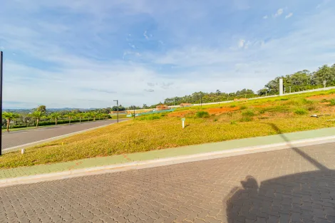 Terreno à venda em condomínio fechado com 480m² de área total!