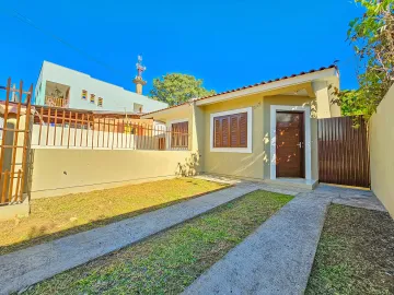 Casa à venda com 2 dormitórios, com pátio, terreno plano, no Bairro Santa Tereza