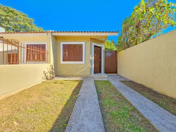 Casa à venda com 2 dormitórios, com pátio, terreno plano, no Bairro Santa Tereza