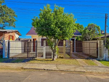 Casa à venda com 2 dormitórios, com pátio, terreno plano, no Bairro Santa Tereza
