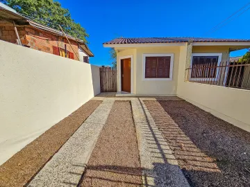 Casa à venda com 2 dormitórios, com pátio, terreno plano, no Bairro Santa Tereza