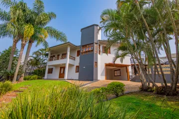 imagem 1 - Ampla casa com 3 dormitórios, sendo 1 suíte com banheira de hidromassagem, piscina e espaço gourmet em Terreno de 720m imagem 1 - Ampla casa com 3 dormitórios, sendo 1 suíte com banheira de hidromassagem, piscina e espaço gourmet em Terreno de 720m